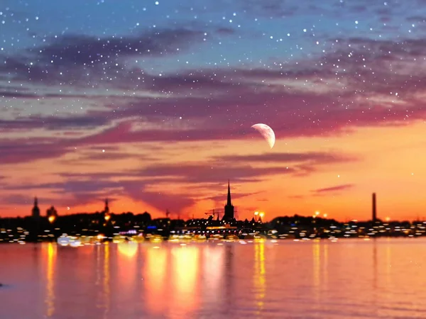 海の上の星空の夜のタリンパノラマ ピンクの夕日の海で青い空の美しいロマンチックな星空の夜と満月 タリン旧市街旅行の海の水のライフスタイルでぼやけた都市の光エストニアヨーロッパの休日の風景 — ストック写真