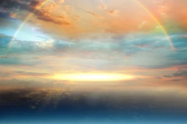 Regnbåge Vid Solnedgången Blå Rosa Himmel Gula Moln Skyline Vatten — Stockfoto