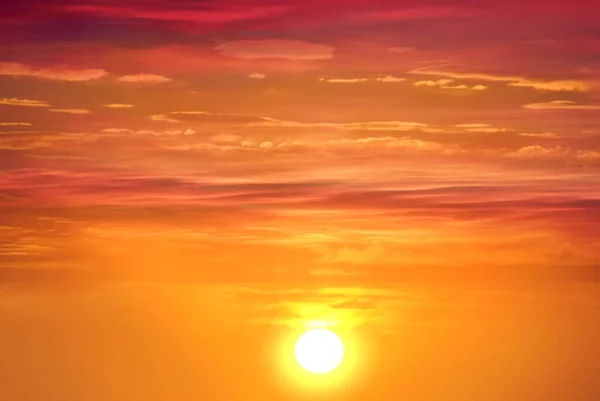 Fondo Del Atardecer Sol Cielo Azul Después Lluvia Nubes Esponjosas — Foto de Stock