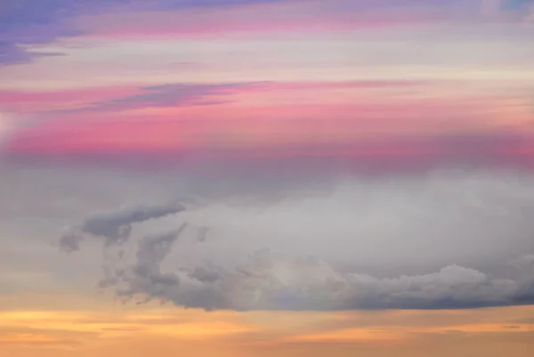 Céu Após Chuva Lilás Rosa Ouro Sol Nublado Mar Céu — Fotografia de Stock