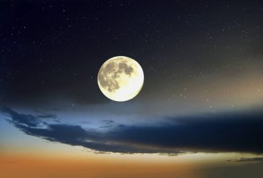 Geceleyin ay ışığı, gün batımında deniz, koyu mavi bulutlu gökyüzü günbatımı ışık yansıması kozmik evren manzarası güzel tropikal arka plan 