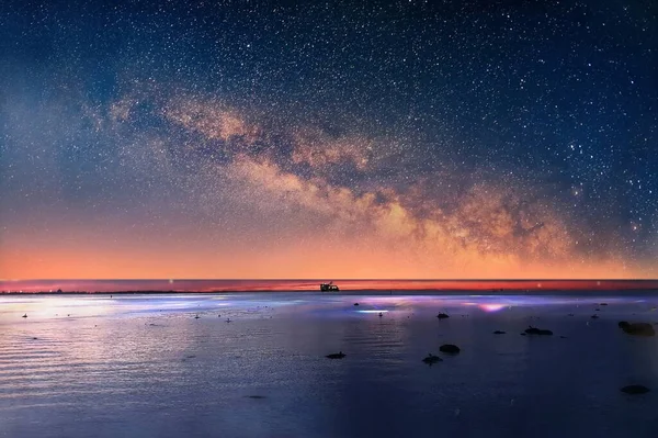 Έναστρη Νύχτα Στο Ηλιοβασίλεμα Θάλασσα Μπλε Ροζ Συννεφιασμένο Ουρανό Ηλιοβασίλεμα — Φωτογραφία Αρχείου