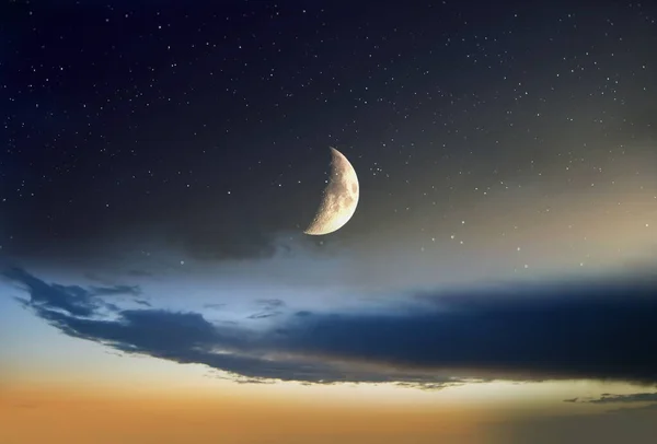 Luna Estrellada Noche Atardecer Mar Azul Oscuro Rosa Cielo Nublado —  Fotos de Stock