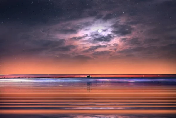 Günbatımında Yıldızlı Bir Gece Mavi Bulutlu Gökyüzü Günbatımında Işık Yansıması — Stok fotoğraf