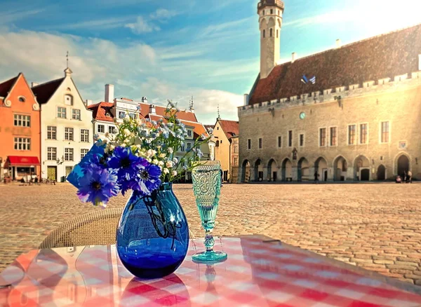 Blauw Glazen Vaas Met Bloemen Glas Wijn Straat Cafe Tafelblad — Stockfoto