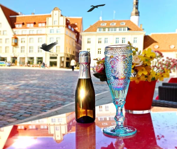 Bottiglia Champagne Bicchiere Champagne Strada Caffè Tallinn Vecchio Municipio Piazza — Foto Stock