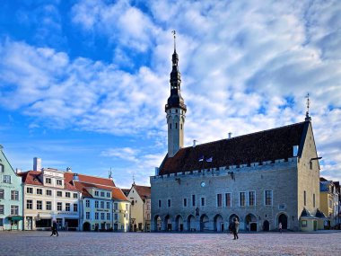 10.04.2020 Tallinn Eski kasaba meydanı Estonya tarihi ortaçağ şehrinin sokaklarında yaşayan turistler, ilkbahar günü eski şehir panorama şehrinin mavi gökyüzü, Baltık Avrupa 'ya tatil gezisi 
