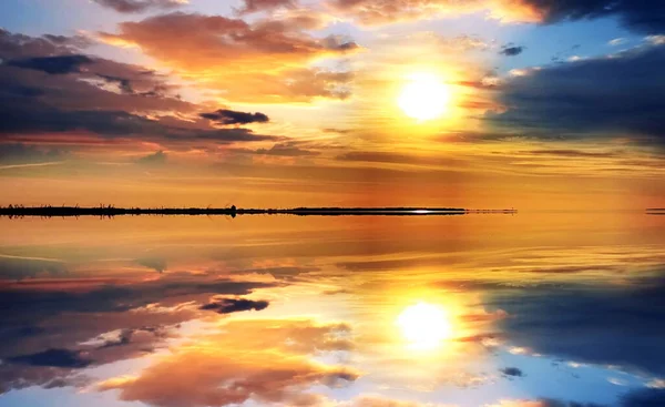 Pôr Sol Mar Ouro Rosa Céu Nublado Laranja Skyline Paisagem — Fotografia de Stock