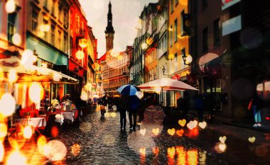 Şehir gecesi Tallinn Noel 'inde hafif yağmurlu geçti. Eski kasaba sokaklarında insanlar şemsiyelerle yürüyor. Yağmur damlaları yaşam tarzlarını yansıtıyor. 