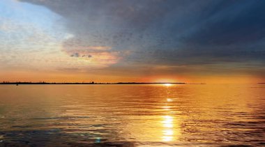 Deniz altın bulutlu ufuk çizgisinde gün batımı ve su dalgası yansıması güneş ışığı sarı mavi doğa manzarası, deniz bulutlu ufuk çizgisinde altın gün batımı ve su dalgası yansıması güneş ışığı sarı mavi doğa manzarası 