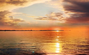 Deniz altın bulutlu ufuk çizgisinde gün batımı ve su dalgası yansıması güneş ışığı sarı mavi doğa manzarası, deniz bulutlu ufuk çizgisinde altın gün batımı ve su dalgası yansıması güneş ışığı sarı mavi doğa manzarası 