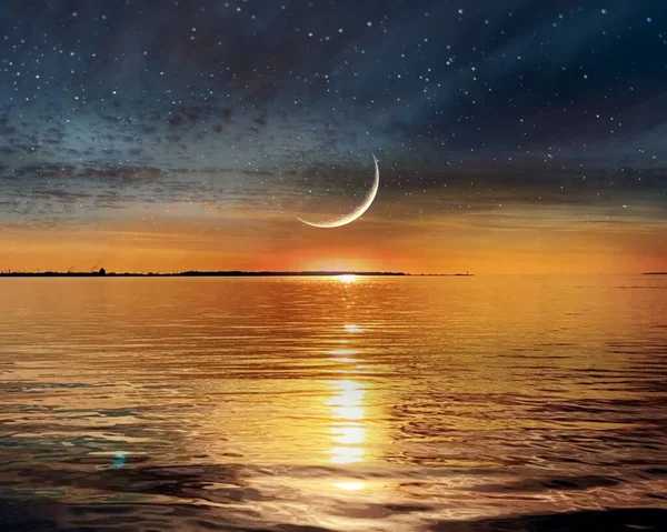 Yıldızlı gece gökyüzünde ay ışığı, deniz altında gün batımı bulutlu gökyüzü ve su dalgası yansıması güneş ışığı sarı mavi doğa manzarası, deniz bulutlu ufuk çizgisinde altın gün batımı ve su dalgası yansıması sarı mavi doğa manzarası.