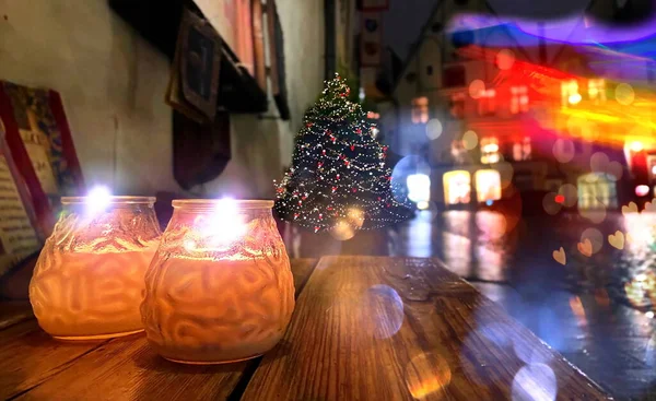 Stadt Verschwommenes Licht Der Weihnachtsnacht Tallinn Zwei Kerzen Auf Holztischplatte — Stockfoto