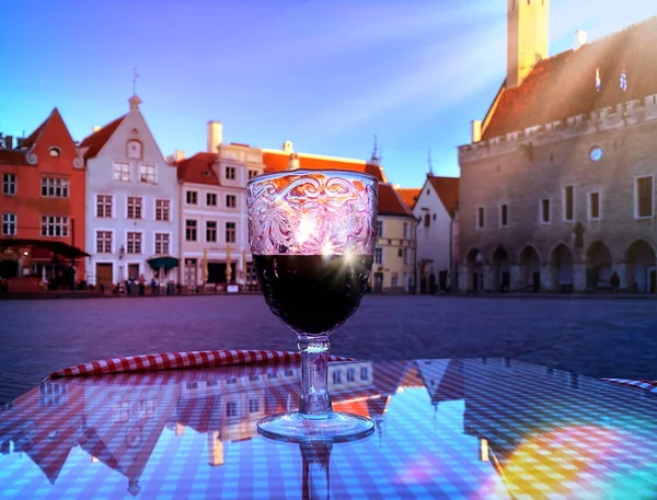 Bicchiere Vino Rosso Sulla Cima Del Tavolo Caffè Strada Tallinn — Foto Stock