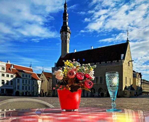 Tallinn Vecchio Municipio Piazza Strada Caffè Tavoli Rose Fiori Tazza — Foto Stock