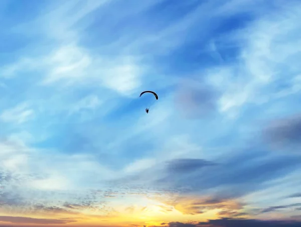 Paracaidismo Cielo Azul Atardecer Nubes Blancas Parapente Alto Vuelo Sobre — Foto de Stock