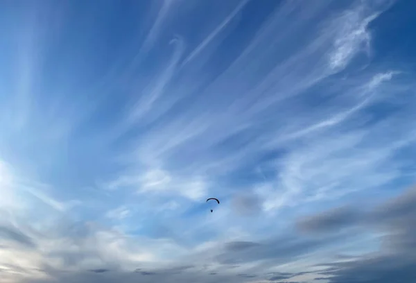 Parachuting Blue Sky Sunset White Clouds Paragliding High Flying Sea — Stock Photo, Image