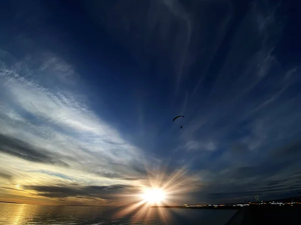 Coucher Soleil Mer Nuages Bleus Soir Horizon Ville Lumière Floue — Photo