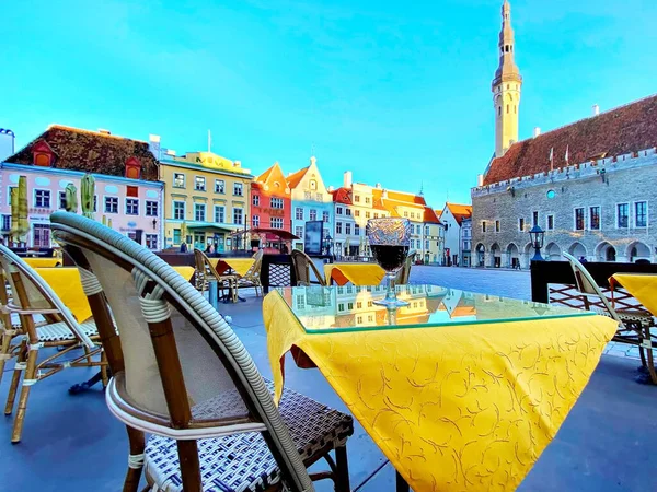 Città Medievale Storico Europeo Tallinn Estonia Vetro Vino Rosso Sulla — Foto Stock