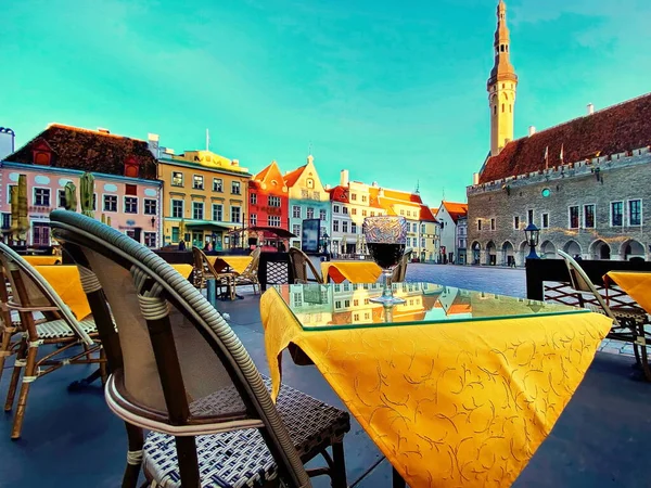 Street Cafe Bright Sunny Day Tallinn Estonia Bicchiere Vino Rosso — Foto Stock