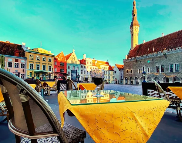 Tallinn Estonia Bicchiere Vino Rosso Sulla Cima Del Tavolo Nel — Foto Stock