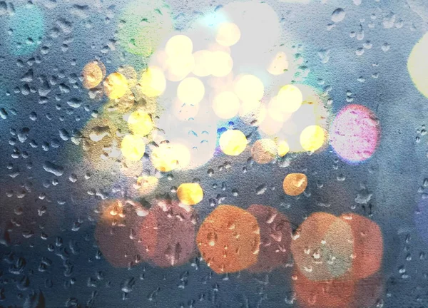 夜の街雨の季節の夜の窓にネオンがぼやけた雨滴ランプライト背景抽象的なテンプレート — ストック写真