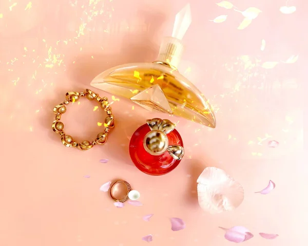 Goldschmuck Parfümflasche Rot Gelb Glas Mit Blütenblatt Auf Rosa Hintergrund — Stockfoto