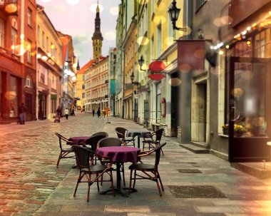 Tallinn, Estonya, ortaçağ eski kasabası, Yağmurlu şehir akşam kafeteryaları boş pembe şemsiyeler eski kaldırımlarda yürüyen insanlar Tallinn eski kasabası Estonya 'yı bulanıklaştırdı