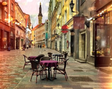 Tallinn, Estonya, ortaçağ eski kasabası, Yağmurlu şehir akşam kafeteryaları boş pembe şemsiyeler eski kaldırımlarda yürüyen insanlar Tallinn eski kasabası Estonya 'yı bulanıklaştırdı