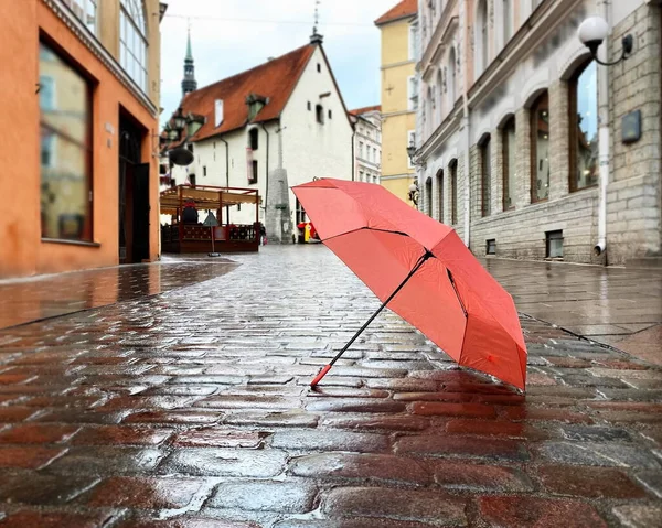Ville Pluvieuse Parapluie Rose Sur Vieille Chaussée Humide Rue Médiévale — Photo