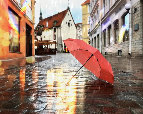 Ville Soirée Pluvieuse Parapluie Rose Clair Flou Sur Vieux Trottoir — Photo