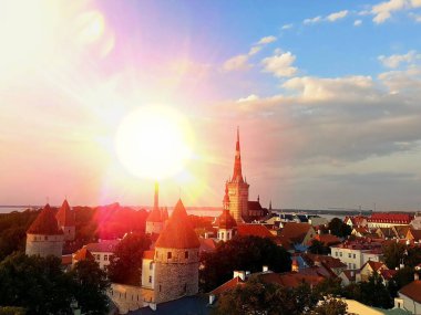 Tallinn Panorama Günbatımı Mavi gökyüzü Kırmızı çatılar Ortaçağ şehir gezisi Estonya 