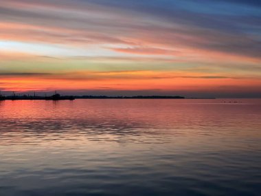 Pembe gün batımı akşam deniz yansıması dalga ufuk çizgisi doğa manzarası 