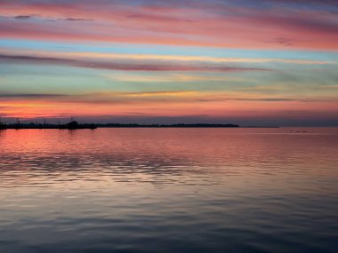 Pembe gün batımı akşam deniz yansıması dalga ufuk çizgisi doğa manzarası 