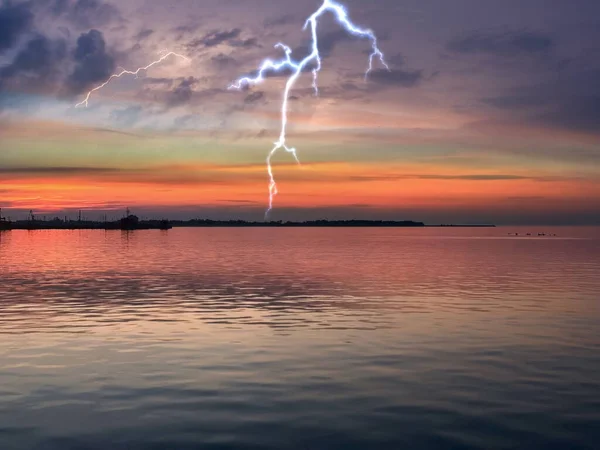 Молния Розовом Закате Вечером Море Отражение Волне Горизонта Горизонта Горизонта — стоковое фото