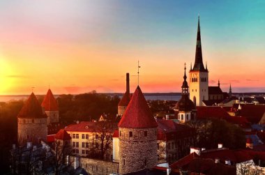 Tallinn eski şehir manzarası günbatımında ortaçağ kırmızı çatıları akşam güneşinde Estonya 'ya seyahat ediyor. 