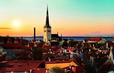 Tallinn eski şehir manzarası günbatımında ortaçağ kırmızı çatıları akşam güneşinde Estonya 'ya seyahat ediyor. 
