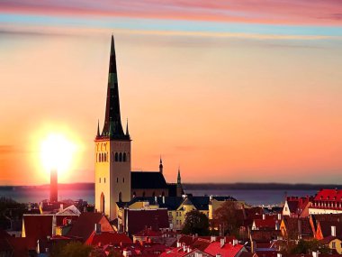 Tallinn eski şehir manzarası günbatımında ortaçağ kırmızı çatıları akşam güneşinde Estonya 'ya seyahat ediyor. 