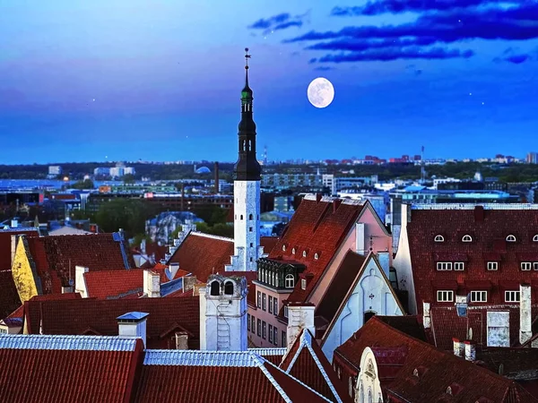 Éjszakai Hold Tallinn Óváros Panoráma Naplemente Középkori Vörös Tetők Tornyok — Stock Fotó