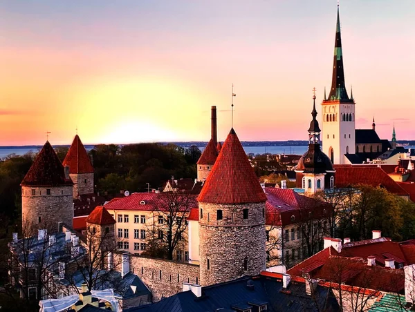 Tallinn Óvárosi Panoráma Naplemente Középkori Vörös Tetők Tornyok Esti Napfény — Stock Fotó