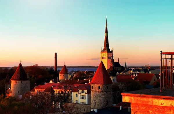 Naplemente Város Tallinn Óváros Piros Tetők Középkori Panoráma Égbolt Felhők — Stock Fotó