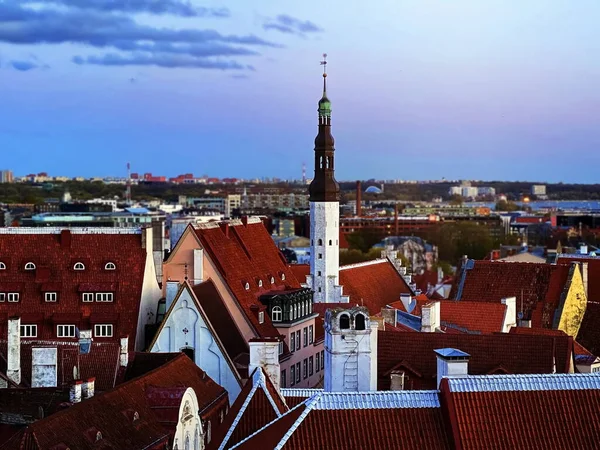 Éjszakai Város Tallinn Óváros Piros Tetők Középkori Panoráma Hold Égbolt — Stock Fotó