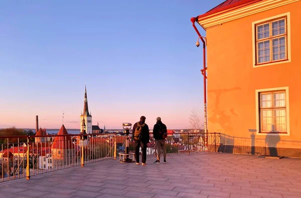 Menschen Silhouette Auf Sonnenuntergang Panoramablick Von Plattform Balkon Mittelalterliche Hauswand — Stockfoto