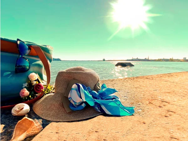 해변에 여성들은 모자를 선글라스 이달린 모자를 꽃들은 자연의 풍경을 배경으로 — 스톡 사진