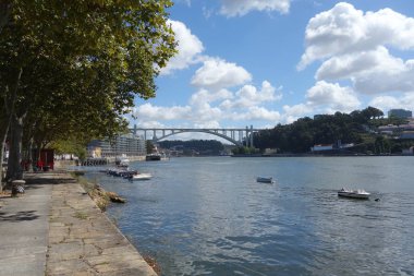 Porto nehirde köprüde