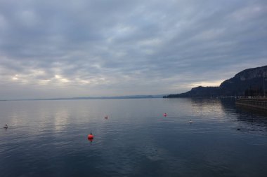 Sunset bulvarında İtalya Garda Gölü