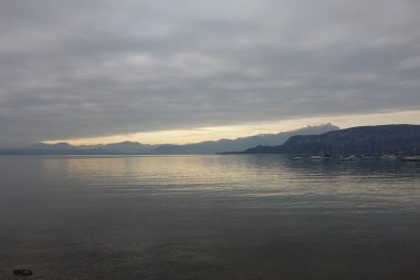 Sunset bulvarında İtalya Garda Gölü