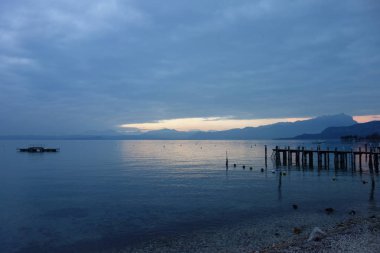 Sunset bulvarında İtalya Garda Gölü