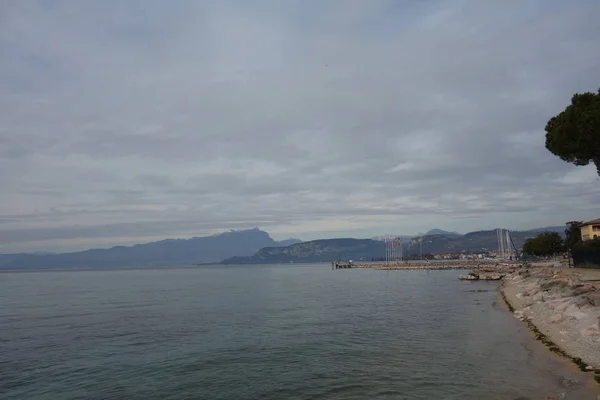 Bewolkte Dag Aan Het Gardameer Italië — Stockfoto