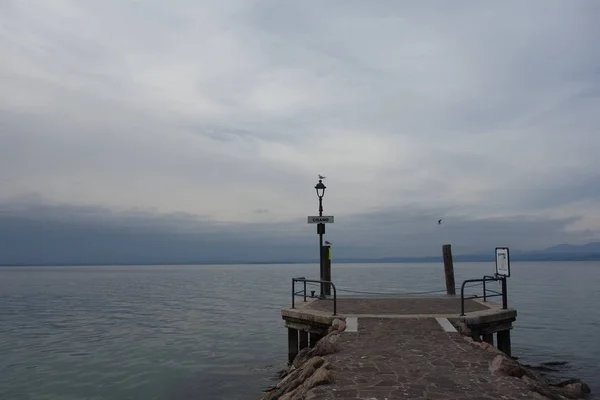 Облачный День Озере Гарда Италия — стоковое фото